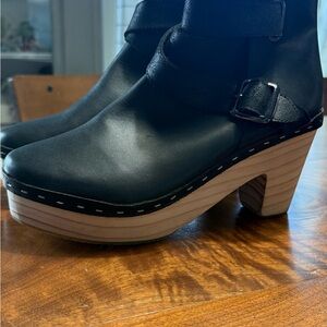 Stylish Black Leather Women's Clogs